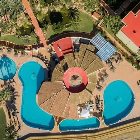 Apartment Dona Lola Claudia: Beachfront With Sea And Pool Views Sitio de Calahonda
