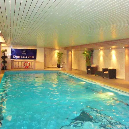 Dona Lola Claudia: Beachfront With Sea And Pool Views