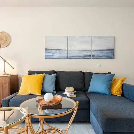 Dona Lola Claudia: Beachfront With Sea And Pool Views Apartment