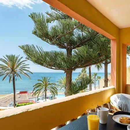 Dona Lola Claudia: Beachfront With Sea And Pool Views
