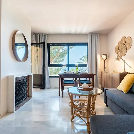 Dona Lola Claudia: Beachfront With Sea And Pool Views Apartment