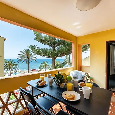 Dona Lola Claudia: Beachfront With Sea And Pool Views Apartment *