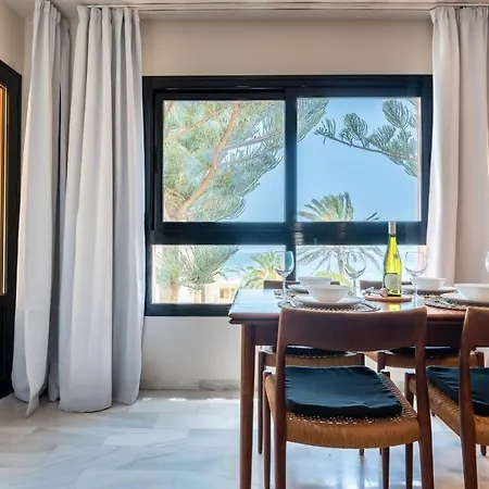 Dona Lola Claudia: Beachfront With Sea And Pool Views Apartment