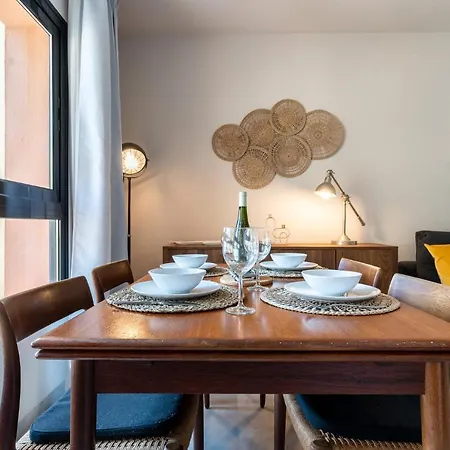 Dona Lola Claudia: Beachfront With Sea And Pool Views Apartment