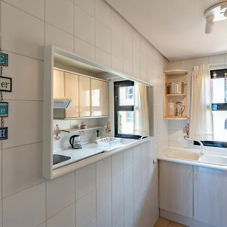 Apartment Dona Lola Claudia: Beachfront With Sea And Pool Views