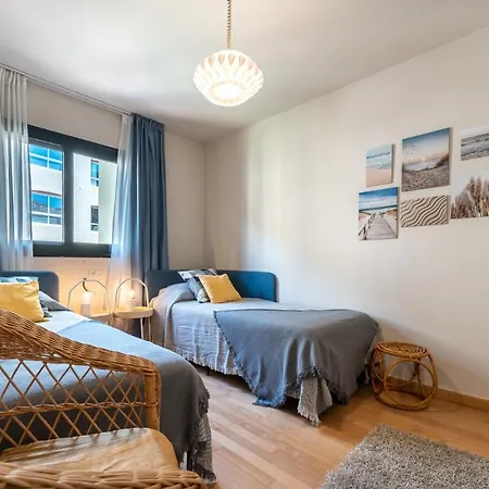 Dona Lola Claudia: Beachfront With Sea And Pool Views *