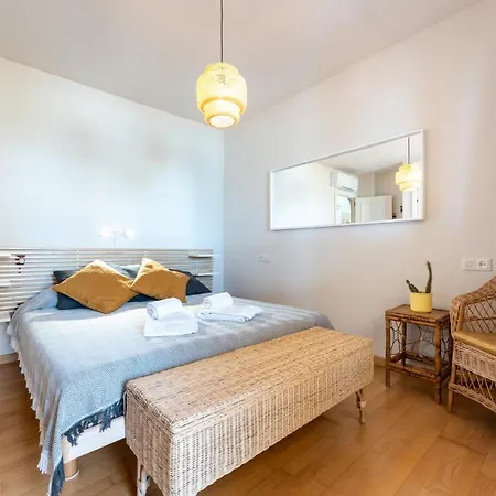 Apartment Dona Lola Claudia: Beachfront With Sea And Pool Views *