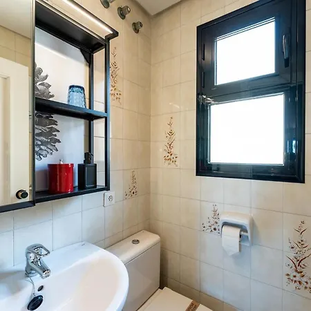 Apartment Dona Lola Claudia: Beachfront With Sea And Pool Views *