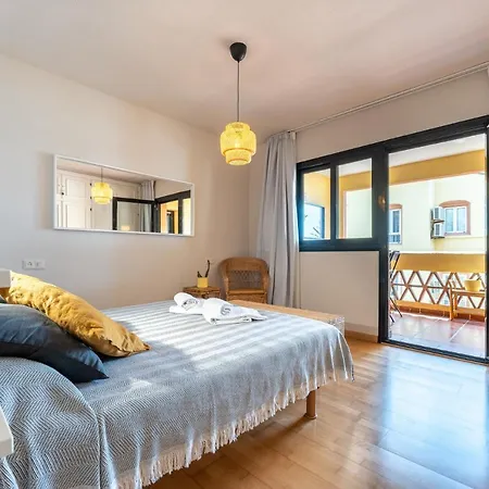 Dona Lola Claudia: Beachfront With Sea And Pool Views Apartment