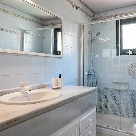 Apartment Dona Lola Claudia: Beachfront With Sea And Pool Views *