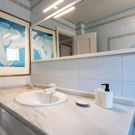 Apartment Dona Lola Claudia: Beachfront With Sea And Pool Views Sitio de Calahonda