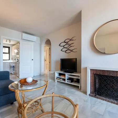 Dona Lola Claudia: Beachfront With Sea And Pool Views *