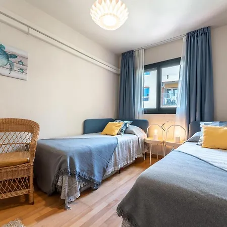 Dona Lola Claudia: Beachfront With Sea And Pool Views Apartment *