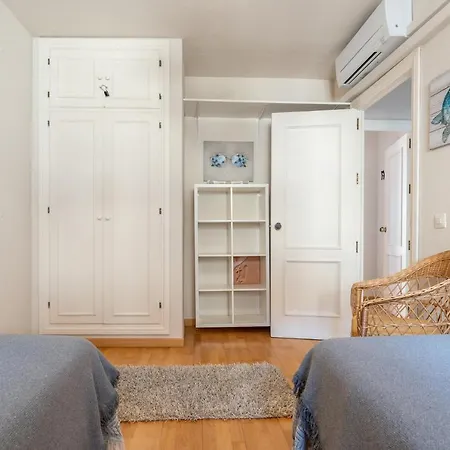 Dona Lola Claudia: Beachfront With Sea And Pool Views *